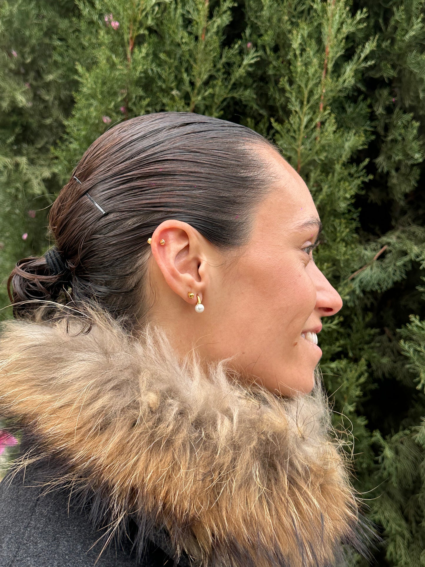 Pendientes pequeños de acero inoxidable en color dorado con perla de río. Estos pendientes son perfectos para elevar tus looks. 