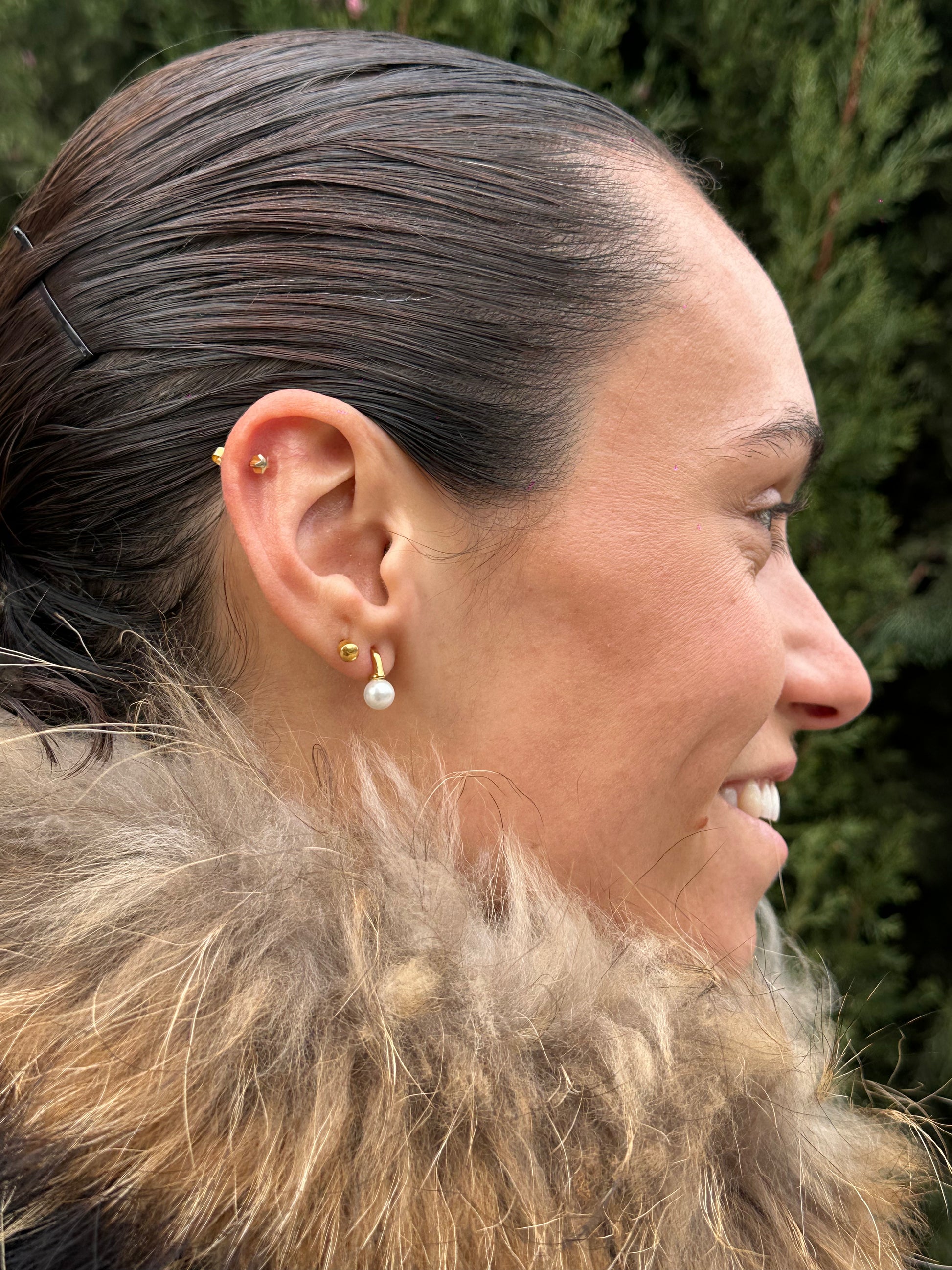 Pendientes pequeños de acero inoxidable en color dorado con perla de río. Estos pendientes son perfectos para elevar tus looks. 