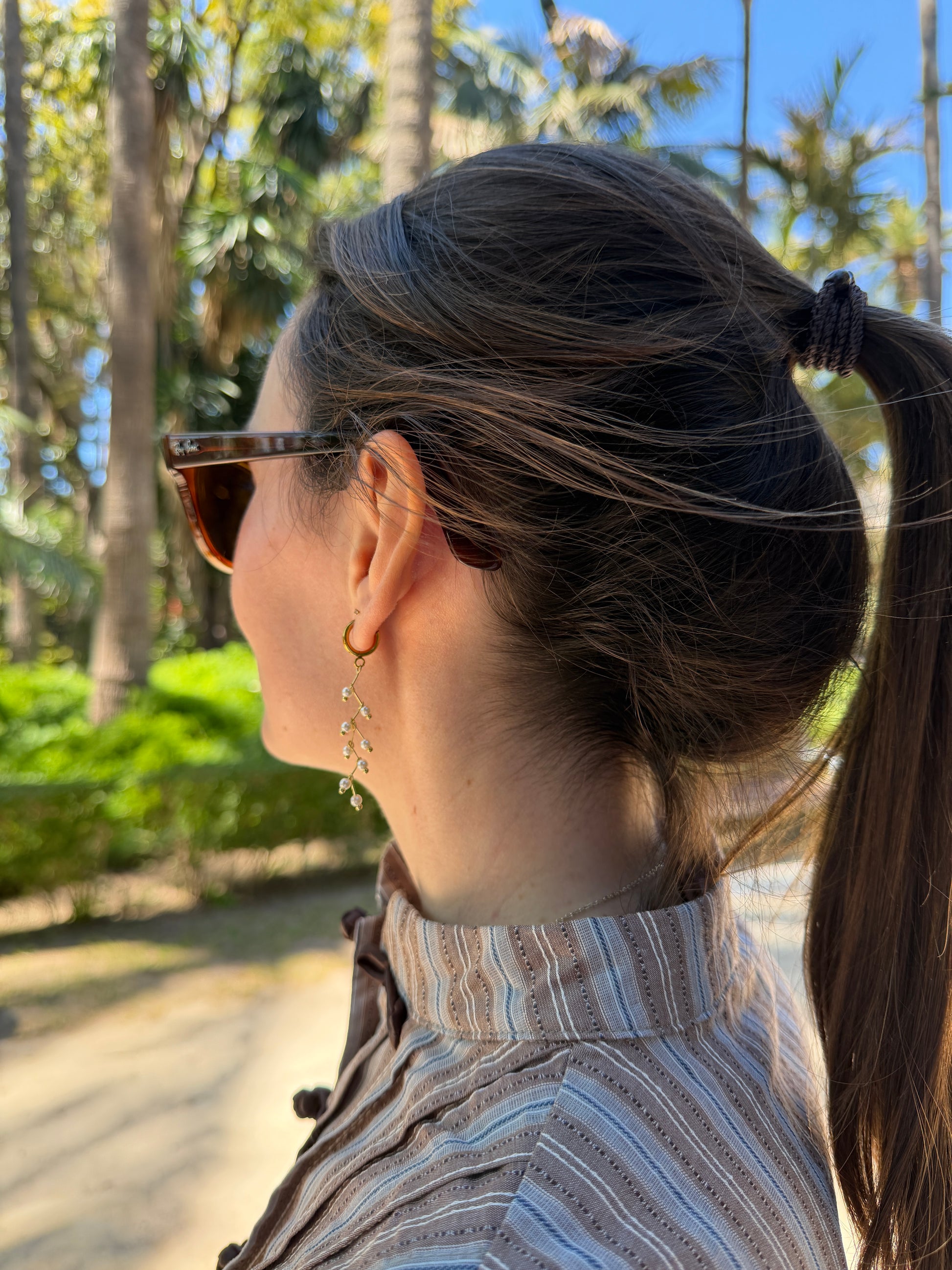 Pendientes de acero inoxidable largos con perlas de río. Estos pendientes son perfectos para elevar tus looks. 