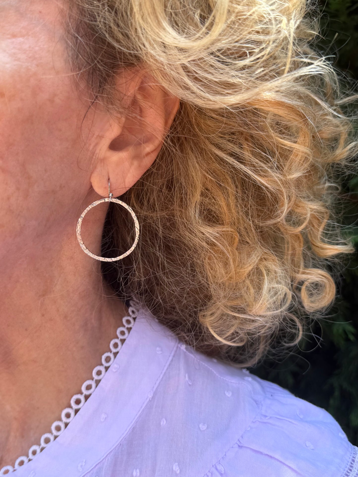 Pendientes de acero inoxidable en color plata. Estos pendientes son perfectos para elevar tus looks en el día a día. Son hipoalergénicos.