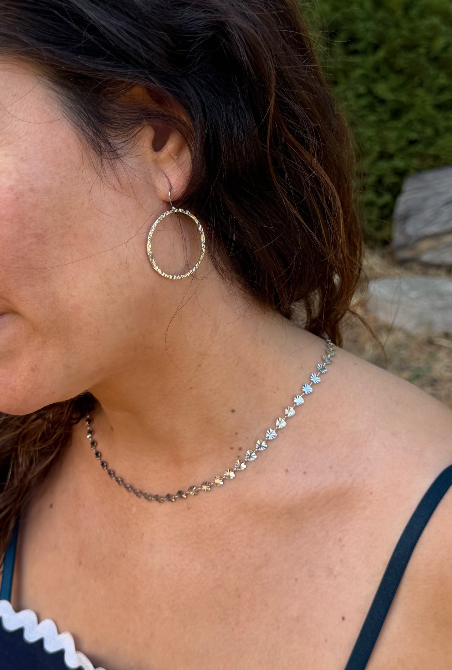 Pendientes de acero inoxidable en color plata. Estos pendientes son perfectos para elevar tus looks en el día a día. Son hipoalergénicos.