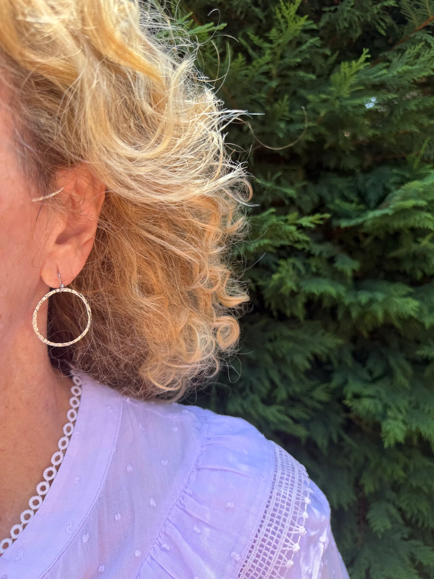 Pendientes de acero inoxidable en color plata. Estos pendientes son perfectos para elevar tus looks en el día a día. Son hipoalergénicos.
