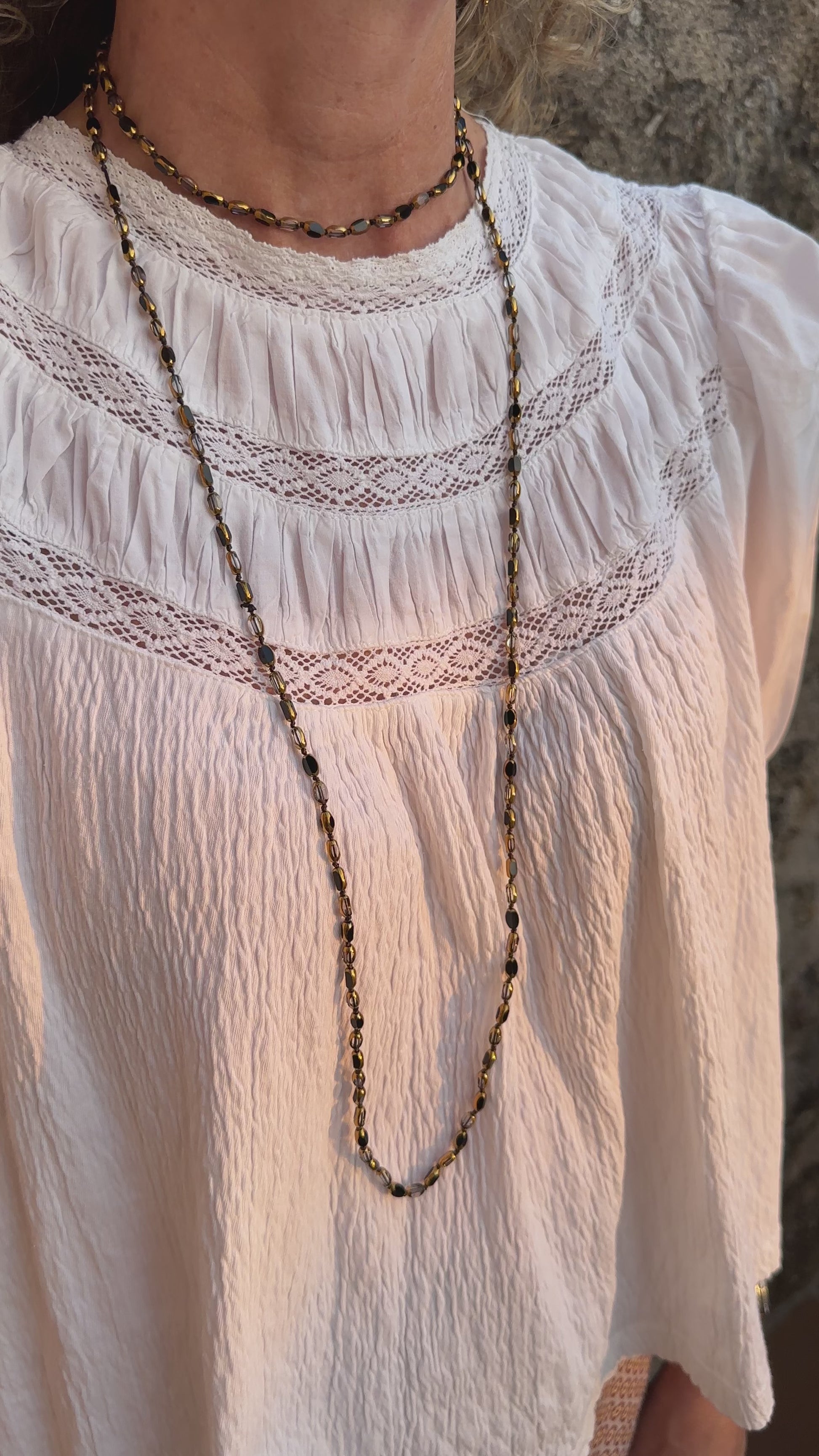 Collar largo con cuentas de cristal en dorado y en negro muy especial, con posibilidad de dar varias vueltas. Acero inoxidable.
