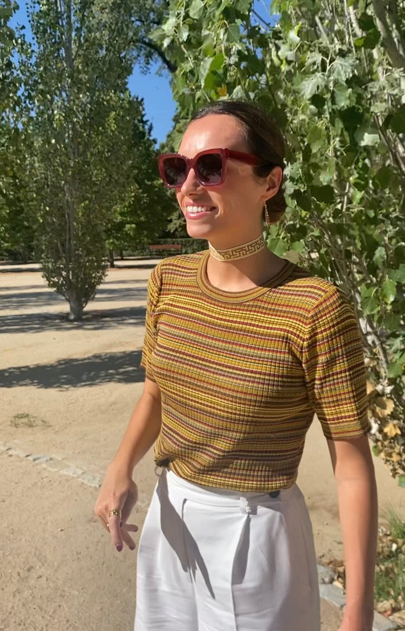 Choker de tela geométrica con cierre ajustable de acero inoxidable.