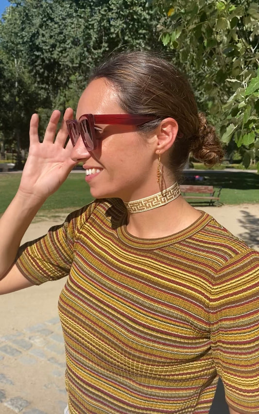 Choker de tela geométrica con cierre ajustable de acero inoxidable.